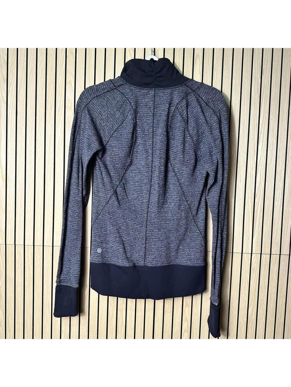 117 Lululemon Women's Long Sleeve Athletic Pullover (Size 8, Gray/Black, EUC) - Picture 2 of 4